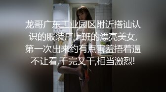 我舔妻子的阴部，达到性高潮，并在脸上喷水。