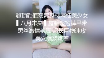 光头老哥在沙发上跟女朋友做爱